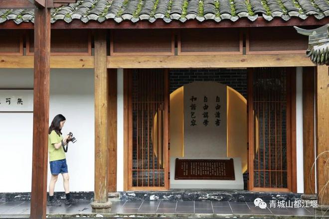 天博电竞官网APP下载假期收心指南！带你打卡都江堰这些能呆逐一天的超美书店、咖啡店解锁秋日里的慵懒慢韶光(图14)