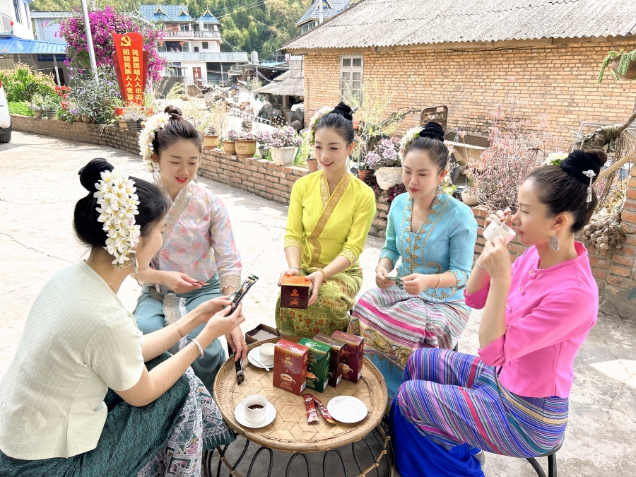 景洪市普文镇：深耕一粒咖啡豆 走天博电竞官网APP下载好“众点吐花”促起色之道_新华网(图3)